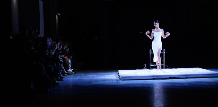 La modelo estadounidense Bella Hadid posa con un vestido slip después de ser rociada con tela Fabrican Spray-on durante el desfile de Coperni Primavera-Verano 2023 como parte de la Semana de la Moda de la Mujer de París, en París.