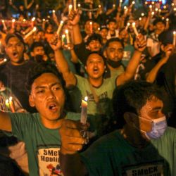 Aficionados al fútbol celebran una vigilia con velas por las víctimas de una estampida, en Medan. - La ira contra la policía aumentó en Indonesia después de que al menos 125 personas murieran en una de las catástrofes más mortíferas de la historia del fútbol, cuando los agentes dispararon gases lacrimógenos en un estadio abarrotado, provocando una estampida. | Foto:ARIANDI / AFP