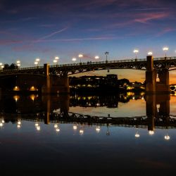 Esta fotografía tomada al atardecer muestra el puente Saint-Pierre sobre el río Garona y el emblemático Dome de La Grave en Toulouse, suroeste de Francia. | Foto:CHARLY TRIBALLEAU / AFP