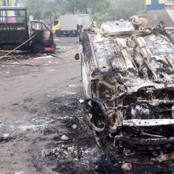 Esta imagen muestra vehículos incendiados fuera del estadio Kanjuruhan en Malang, Java Oriental. - Al menos 127 personas murieron cuando hinchas furiosos invadieron un campo de fútbol después de un partido entre el Arema FC y el Persebaya Surabaya en Malang, Java Oriental en Indonesia. | Foto:PUTRI / AFP
