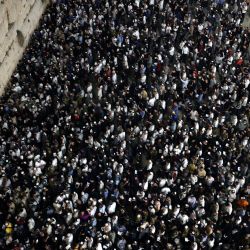 Judíos religiosos participan en la oración de las Slichot (perdón) en el Muro Occidental de la ciudad vieja de Jerusalén. | Foto:Menahem Kahana / AFP