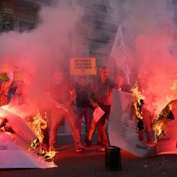 Manifestantes queman sus facturas de energía durante una manifestación organizada por la Unione Sindacale di Base (USB) italiana contra el alto coste de la vida y la subida del precio de la energía en Roma. | Foto:ALBERTO PIZZOLI / AFP