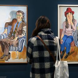 Un visitante observa las obras de arte "David Bourdon y Gregory Battcock" y "Benny y Mary Ellen Andrews" de la pintora estadounidense Alice Neel en el centro Georges Pompidou, también conocido como Beaubourg, en París. | Foto:BERTRAND GUAY / AFP