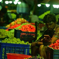 Vendedores de flores esperan a los clientes en un mercado mayorista durante el festival 'Durga Puja' en Chennai, India. | Foto:ARUN SANKAR / AFP