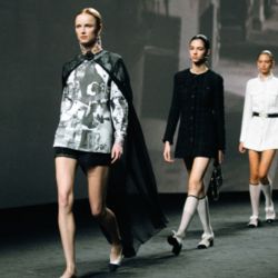 Virginie Viard cierra PFW con una propuesta inspirada en los diseños de Coco Chanel de los '60