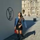 El look total black que eligió Antonela Roccuzzo para el desfile de Louis Vuitton