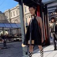 El look total black que eligió Antonela Roccuzzo para el desfile de Louis Vuitton