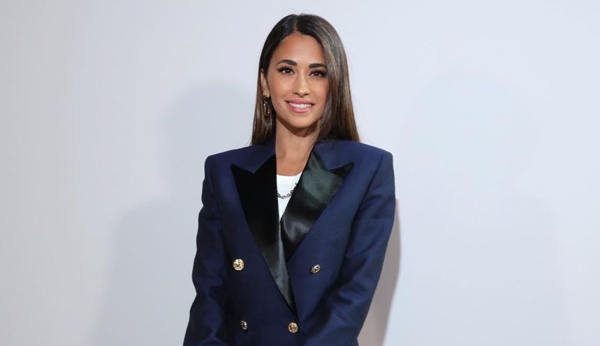 El look total black que eligió Antonela Roccuzzo para el desfile de Louis Vuitton