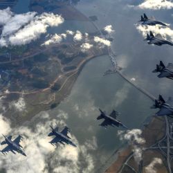 Esta foto tomada y proporcionada por el Ministerio de Defensa de Corea del Sur en Seúl muestra cuatro F-15K de la Fuerza Aérea de Corea del Sur y cuatro cazas F-16 de la Fuerza Aérea de Estados Unidos volando sobre Corea del Sur, durante un simulacro de bombardeo de precisión en respuesta a que Corea del Norte disparó un misil balístico de alcance intermedio sobre Japón. | Foto:Handout / Ministerio de Defensa de Corea del Sur / AFP
