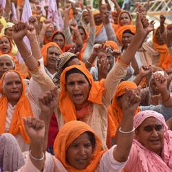 Los agricultores gritan consignas contra los gobiernos central y estatal mientras bloquean las vías férreas durante una manifestación para mostrar su objeción al proyecto de ley de modificación de la electricidad en las afueras de Amritsar, India. | Foto:Narinder Nanu / AFP