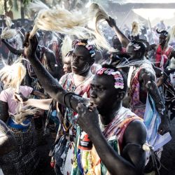 Los jóvenes, que comenzarán el proceso de iniciación al año siguiente, hacen sonar silbatos mientras se presentan a la comunidad, durante una ceremonia que marca el final del proceso anual de iniciación de los jóvenes en Kabrousse, al oeste de Casamance, Senegal. | Foto:JOHN WESSELS / AFP