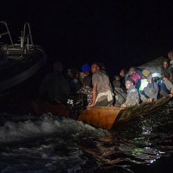 Migrantes del África subsahariana son encontrados a última hora de la noche por la Guardia Nacional tunecina en el mar a unas 50 millas náuticas en el mar Mediterráneo frente a la costa de la ciudad central de Túnez, Sfax. | Foto:FETHI BELAID / AFP