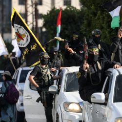 Militantes palestinos de las Brigadas Al-Quds, el ala militar del movimiento de la Yihad Islámica, realizan un desfile militar en el marco del 35º aniversario de la fundación del movimiento, en la ciudad de Gaza. | Foto:MAHMUD HAMS / AFP