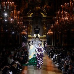 Modelos presentan una creación para Thom Browne durante el desfile Primavera-Verano 2023 en el marco de la Semana de la Moda Femenina de París, en París. | Foto:JULIEN DE ROSA / AFP
