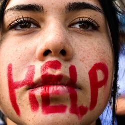Una joven participa en una protesta en Roma, tras la muerte de la mujer kurda Mahsa Amini en Irán. | Foto:Vincenzo PInto / AFP