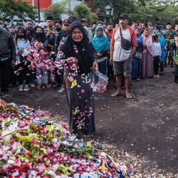 Una mujer se lamenta mientras presenta sus respetos por las víctimas de la estampida en el estadio Kanjuruhan en Malang, Java Oriental. - Agentes de élite de la policía indonesia estaban siendo investigados por una estampida en un estadio en la que murieron 125 personas, entre ellas decenas de niños, en uno de los desastres más mortíferos de la historia del fútbol. | Foto:JUNI KRISWANTO / AFP