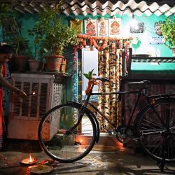 Una pareja realiza un ritual sobre su nueva bicicleta ya que se cree que es auspicioso adorar cualquier nuevo bien adquirido durante las festividades para marcar el festival hindú de Dussehra-Vijayadashami en Nueva Delhi, India. | Foto:Sajjad Hussain / AFP