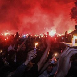 Unas personas celebran una vigilia con velas en Yogyakarta, por las víctimas de la estampida en el estadio Kanjuruhan de Malang, Java Oriental, en la que murieron 131 personas. - A medida que crecía la indignación pública en Indonesia, la policía se movilizó para castigar a los responsables de la estampida en la ciudad de Malang que, según los testigos, comenzó cuando los agentes dispararon gases lacrimógenos a las gradas repletas para sofocar una invasión de campo. | Foto:DEVI RAHMAN / AFP