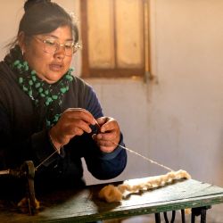  Los talleres en su casa son una herramienta de subsistencia para estas mujeres.