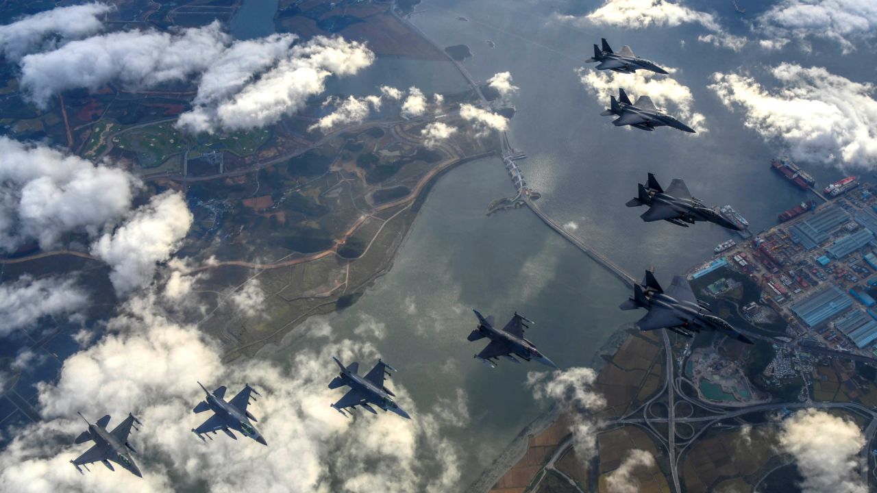 Esta foto tomada y proporcionada por el Ministerio de Defensa de Corea del Sur en Seúl muestra cuatro F-15K de la Fuerza Aérea de Corea del Sur y cuatro cazas F-16 de la Fuerza Aérea de Estados Unidos volando sobre Corea del Sur, durante un simulacro de bombardeo de precisión en respuesta a que Corea del Norte disparó un misil balístico de alcance intermedio sobre Japón. | Foto:Handout / Ministerio de Defensa de Corea del Sur / AFP