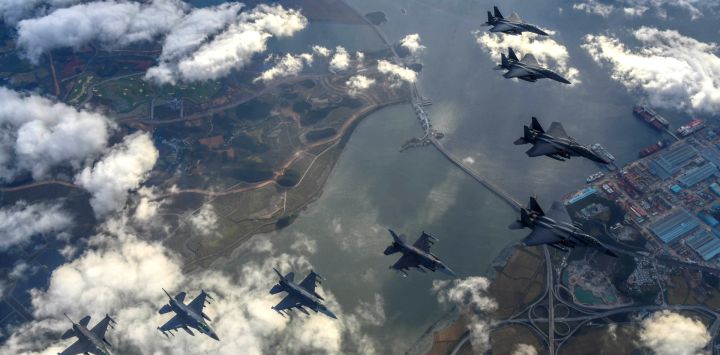 Esta foto tomada y proporcionada por el Ministerio de Defensa de Corea del Sur en Seúl muestra cuatro F-15K de la Fuerza Aérea de Corea del Sur y cuatro cazas F-16 de la Fuerza Aérea de Estados Unidos volando sobre Corea del Sur, durante un simulacro de bombardeo de precisión en respuesta a que Corea del Norte disparó un misil balístico de alcance intermedio sobre Japón.