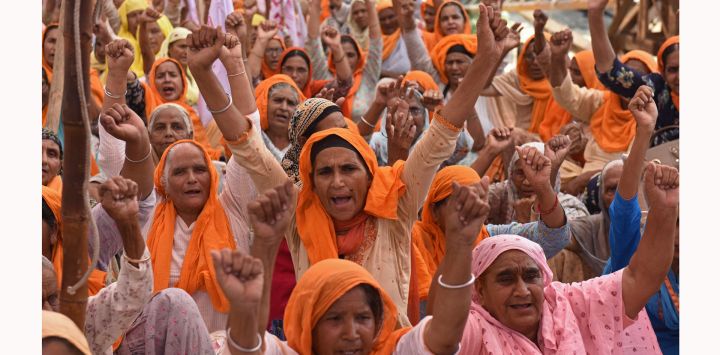 Los agricultores gritan consignas contra los gobiernos central y estatal mientras bloquean las vías férreas durante una manifestación para mostrar su objeción al proyecto de ley de modificación de la electricidad en las afueras de Amritsar, India.