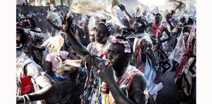 Los jóvenes, que comenzarán el proceso de iniciación al año siguiente, hacen sonar silbatos mientras se presentan a la comunidad, durante una ceremonia que marca el final del proceso anual de iniciación de los jóvenes en Kabrousse, al oeste de Casamance, Senegal.