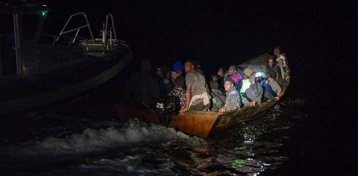 Migrantes del África subsahariana son encontrados a última hora de la noche por la Guardia Nacional tunecina en el mar a unas 50 millas náuticas en el mar Mediterráneo frente a la costa de la ciudad central de Túnez, Sfax.