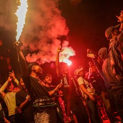Aficionados al fútbol celebran una vigilia con velas por las víctimas de una estampida, en Medan. - La ira contra la policía aumentó en Indonesia después de que al menos 125 personas murieran en una de las catástrofes más mortíferas de la historia del fútbol, cuando los agentes dispararon gases lacrimógenos en un estadio abarrotado, provocando una estampida. | Foto:ARIANDI / AFP