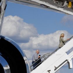 El presidente de Estados Unidos, Joe Biden, y la primera dama, Jill Biden, suben al Air Force One en el Aeropuerto Internacional del Suroeste de Florida en Fort Myers, Florida. | Foto:OLIVIER DOULIERY / AFP