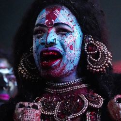 En esta foto un devoto actúa bajo la apariencia de la diosa hindú Kali durante las celebraciones del festival 'Durga Puja' en Ajmer, India. | Foto:Himanshu Sharma / AFP