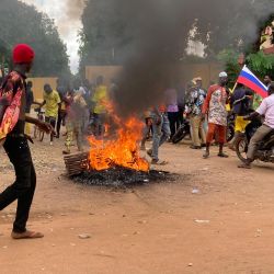 Los manifestantes se reúnen frente a la Embajada de Francia en Uagadugú alrededor de los restos de un neumático en llamas. - Las fuerzas de seguridad dispararon gases lacrimógenos para dispersar a los manifestantes frente a la embajada de Francia en la capital de Burkina Faso el domingo, mientras los disturbios se mantienen en la empobrecida nación de África Occidental tras la afirmación de un segundo golpe de Estado este año. | Foto:AFP