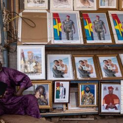 Un tendero vende retratos de, entre otros, el capitán Ibrahim Traore, en Uagadugú, Burkina Faso. | Foto:OLYMPIA DE MAISMONT / AFP