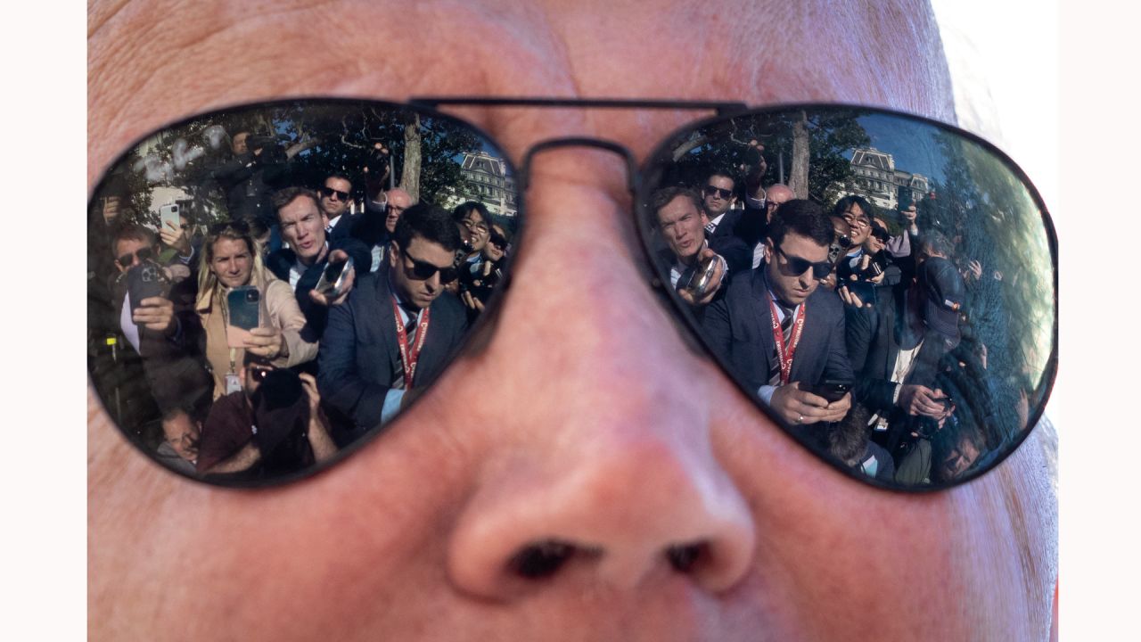 Los reporteros se ven reflejados en las gafas de sol del presidente de Estados Unidos, Joe Biden, mientras habla con la prensa antes de subir al Marine One en el Jardín Sur de la Casa Blanca en Washington, DC. | Foto:Drew Angerer/Getty Images/AFP