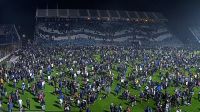 Desesperados entre los gases y las balas de goma, los hinchas de Gimnasia terminaron metiéndose en el campo de juego.