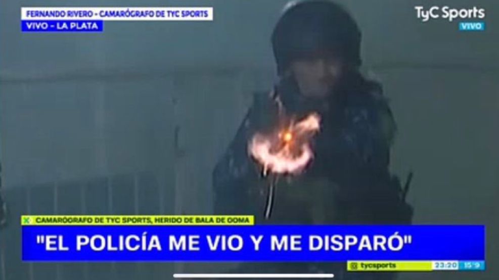 El policía que le dispara al camarógrafo Fernando Rivero, en la cancha de Gimnasia. Salvajismo al límite.