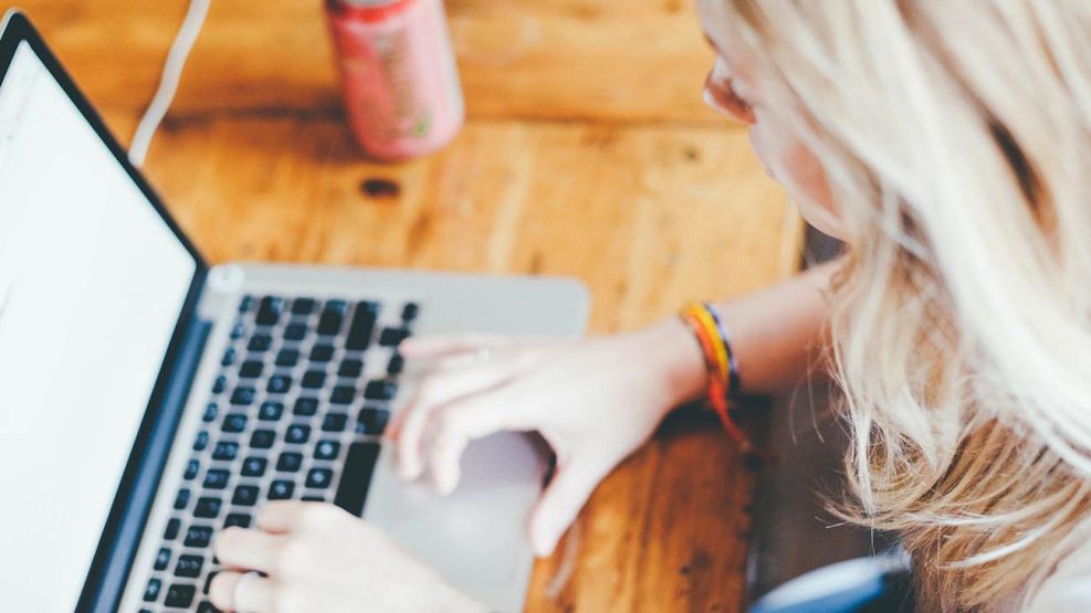 Mujer usando el celular y computadora 20221007
