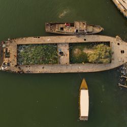 Una imagen aérea muestra embarcaciones deterioradas en la vía fluvial de Shatt al-Arab, formada en la confluencia de los ríos Éufrates y Tigris, en la ciudad de Basora, en el sur de Irak. | Foto:Hussein Faleh / AFP