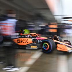 El piloto australiano de McLaren, Daniel Ricciardo, sale del pit lane para participar en la primera sesión de entrenamientos previos al Gran Premio de Japón de Fórmula Uno en Suzuka, prefectura de Mie. | Foto:Philip Fong / AFP