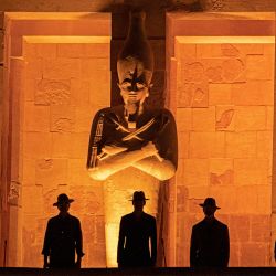 Modelos presentan creaciones de la emblemática casa de moda italiana Stefano Ricci en el templo de la antigua faraona egipcia Hatshepsut, en la orilla occidental del río Nilo, frente a la ciudad de Luxor, en el sur de Egipto. | Foto:KHALED DESOUKI / AFP