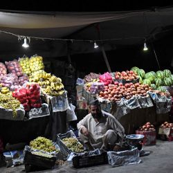 Un vendedor ambulante espera a los clientes en su puesto de frutas en una calle de Kandahar, Afganistán. | Foto:JAVED TANVEER / AFP