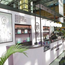 AB Café es un espacio que invita a conectar con las clásicas fragancias de Antonio Banderas y experimentar nuevos aromas con el café como protagonista.