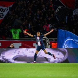 El delantero francés del París Saint-Germain Kylian Mbappe reacciona después de su gol anulado por fuera de juego durante el partido de fútbol del grupo H de la Liga de Campeones de la UEFA entre el París Saint-Germain (PSG) y el SL Benfica, en el estadio del Parque de los Príncipes. | Foto:Anne-Christine Poujoulat / AFP