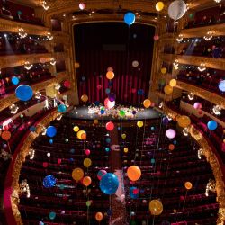 Esta fotografía tomada en Barcelona muestra el Gran Teatro del Liceo lleno de globos como parte de una instalación artística de la artista brasileña Flavia Junqueira. | Foto:Josep Lago / AFP