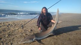 El premio del primer bacota de la temporada pera estos pescadores del Faro Querandí. Además, cazones y un gatopardo de 15 kilos.