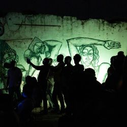 Clientes asisten a un concierto en el bar "Le Procès", en Uagadugú, Burkina Faso. | Foto:OLYMPIA DE MAISMONT / AFP