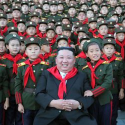 Esta foto muestra al líder norcoreano Kim Jong Un participando en una ceremonia para conmemorar los 75 aniversarios de la fundación de la Escuela Revolucionaria Mangyongdae y la Escuela Revolucionaria Kang Pan Sok, en la Escuela Revolucionaria Mangyongdae en Pyongyang. | Foto:KCNA VIA KNS / AFP