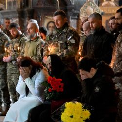 Familiares y militares asisten al servicio fúnebre por Edisher Kvaratskhelia, un voluntario georgiano que formaba parte del batallón ucraniano Kievan Rus, que murió en combate en la catedral de Volododymyr en Kyiv, en medio de la invasión rusa de Ucrania. | Foto:SERGEI SUPINSKY / AFP