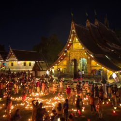 Imagen de personas asistiendo a la celebración del Festival Boun Lai Heua Fai, en Luang Prabang, Laos. | Foto:Xinhua/Kaikeo Saiyasane