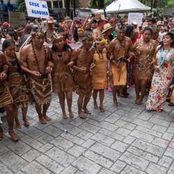 Indígenas danzan frente a las oficinas de la Organización de las Naciones Unidas en Venezuela mientras participan en una marcha en contra de las sanciones de Estados Unidos en el marco de la conmemoración del Día de la Resistencia Indígena, en el municipio Chacao, en el estado Miranda, Venezuela. | Foto:Xinhua/Marcos Salgado